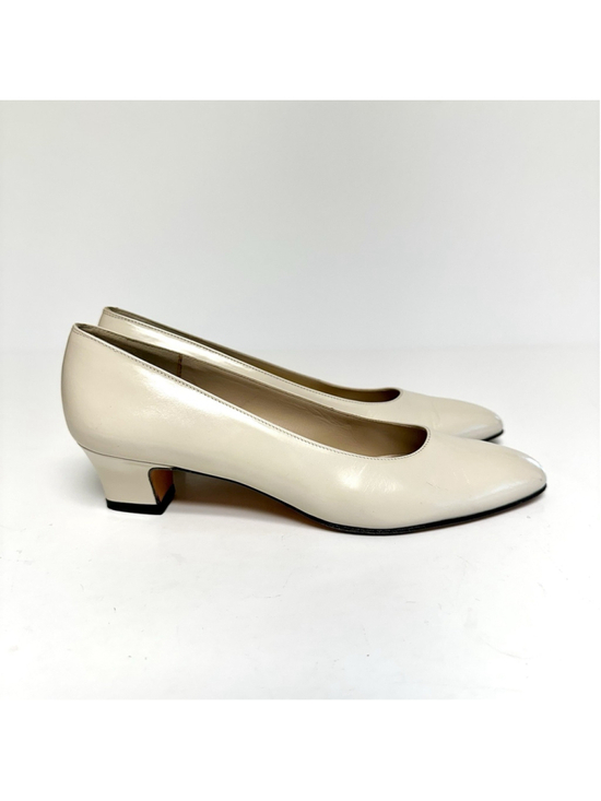 Salvatore Ferragamo Shoes - Vtg Salvatore Ferragamo Cream Leather Low Heel Pumps W Size 6.5 AAAA Narrow